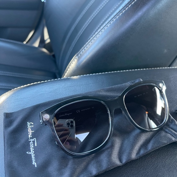 Ferragamo sunglasses - Picture 1 of 2